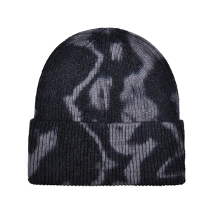 Nahaufnahme der dicken Rippstrick-Struktur und des schwarz-grauen Batikmusters der Beanie