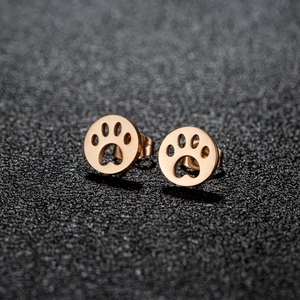 Runde Edelstahl-Ohrstecker in Roségold mit filigranem Pfotenabdruck-Design für Damen