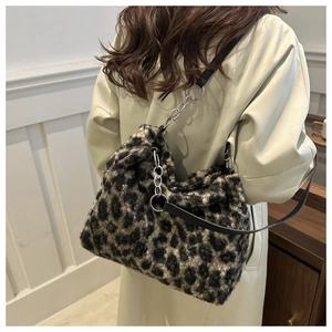 Detailansicht der Schultertasche mit Leopardenmuster, Plüsch und silberner Kette