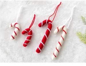 Détail des décorations de Noël cannes en tricot rouge et blanc sur fond en peluche
