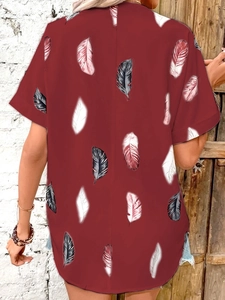 Vue arrière d'une chemise bordeaux pour femme à manches courtes avec motifs de plumes