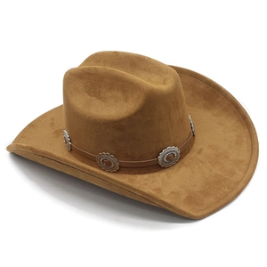 Vue détaillée du chapeau de cowboy en daim brun avec des boucles métalliques fleuries