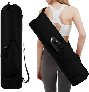 Détail du sac de yoga noir avec bandoulière réglable et poche extérieure pour bouteille