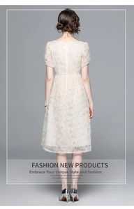 Nahaufnahme der floralen Spitzenstickerei und des verdeckten Reißverschlusses am Kleid