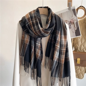 Sciarpa a quadri in finto cashmere con nappe abbinata a un cappotto bianco elegante