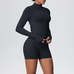 Détail d'un ensemble de yoga noir avec poignets passe-pouce et tissu compressif côtelé