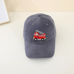 Graue Kinder-Baseballkappe aus Cord mit roter Feuerwehrauto-Stickerei auf der Vorderseite