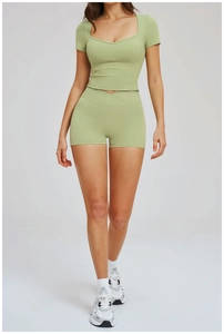 Détails de l'ensemble de yoga vert avocat avec décolleté en cœur et short à taille en V