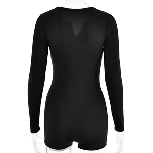 Dettaglio del retro della tuta nera in maglia a coste da donna su manichino