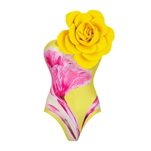 Detail der gelben 3D-Blumenverzierung am One-Shoulder-Badeanzug mit Blumenmuster