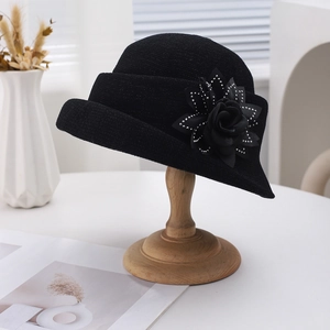 Chapeau cloche noir élégant avec une grande fleur en satin et détails en strass brillants