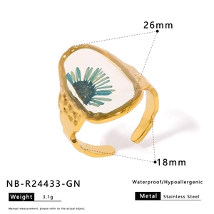 Detailed specs of gold-plated stainless steel ring with dried flower petals and dimensions