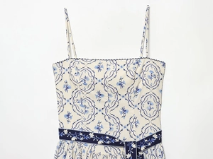 Detalle de vestido floral de tirantes finos con escote cuadrado y estampado azul