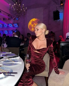 Robe élégante en velours bordeaux à manches longues avec découpe et fronces sexy