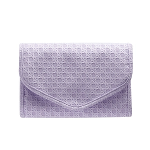 Estuche de viaje morado para joyas con textura tejida y solapa elegante