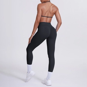 Dettaglio dei leggings da yoga neri a vita alta che mostrano l'effetto push-up e contenitivo
