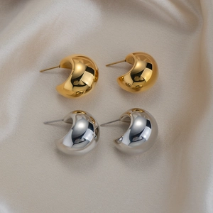 Minimalist chunky C-shaped hoop earrings in 18K gold and silver with mirror finish