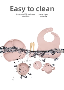 Wasserdichtes Silikon-Babyset mit BPA-freiem Lätzchen und Saugnapfschale mit Wasserspritzern