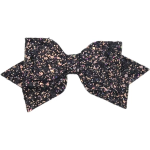 Gros plan d'une pince à cheveux avec nœud à paillettes noires et texture brillante