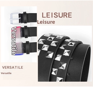 Détail d'une ceinture punk en cuir avec clous carrés argentés et trois options de boucle