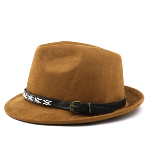 Dettaglio macro di cappello fedora color cammello con cinturino in pelle nera incrociata
