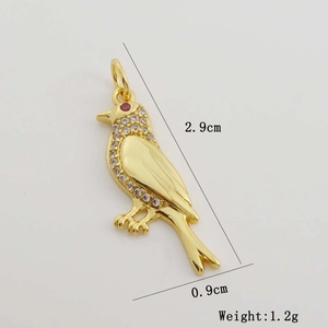 Dettaglio ciondolo uccello con zircone rosso, dimensioni 2,9cm x 0,9cm e peso di 1,2g