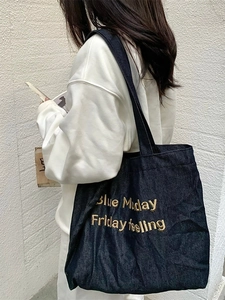 Borsa tote in denim blu con ricami dorati in un moderno stile di moda coreana