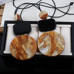 Makroaufnahme der geometrischen Harzkette mit bernsteinfarbener Marmorstruktur Details