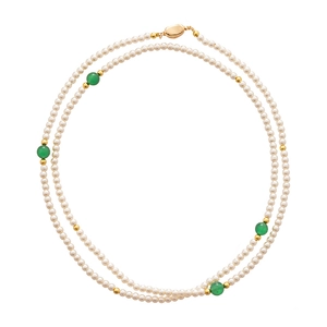 Collier double rang de perles vintage avec perles d'agate verte et fermoir doré sur fond blanc