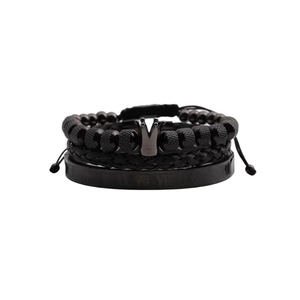 Detail van zwarte herenarmbandenset met kroonbedeltje en gegraveerde Romeinse cijfers