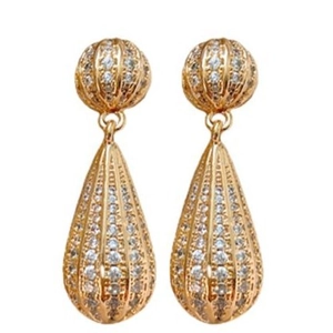 Vintage druppeloorbellen met 18k goudlaag en ingelegde heldere edelstenen op wit
