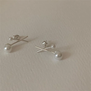 Minimalist 925 sterling silver pearl stud earrings featuring a chic crisscross metal design
