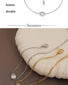 Detailaufnahme von Gold- und Silberarmbändern mit tropfenförmigen Zirkonia-Anhängern