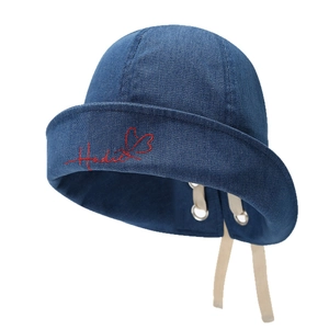 Dunkelblauer Fischerhut aus Denim mit roter Herzstickerei und Bändern am Hinterkopf