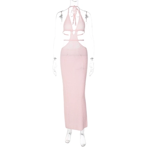 Dettaglio dell'abito in maglia rosa con scollo all'americana e trama all'uncinetto