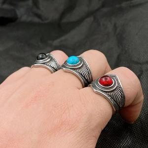 Ensemble de bagues vintage en acier avec turquoise et pierres rouges sur main d'homme