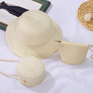 Dettaglio del set cappello da sole e borsa a tracolla in paglia intrecciata beige