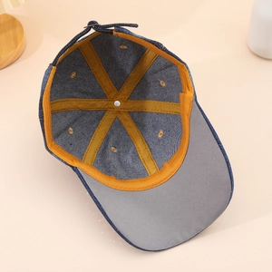 Vue intérieure de casquette denim avec bande de renfort jaune et boucle métallique