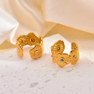 Bagues fleurs dorées élégantes avec zircons colorés sur socle en pierre sobre