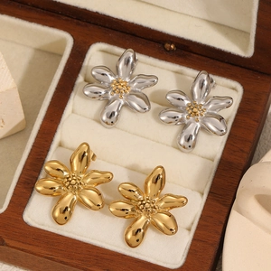 Boucles D'oreilles Puces Fleur En Acier Inoxydable Pour Femmes Plaqué Or 18K Design Floral Irrégulier Poli Bijou