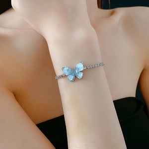 Vue macro détaillée d'un bracelet papillon bleu clair avec des cristaux de zircone