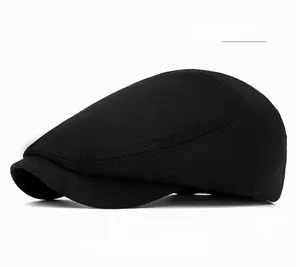 Détail de la casquette rétro noire montrant les coutures fines et le bord court classique