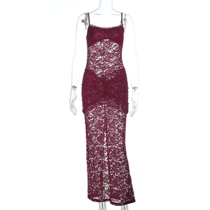 Dettaglio del pizzo floreale bordeaux su un abito midi sexy e aderente elegante