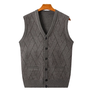 Donkergrijs heren gebreid vest met V-hals, ruitpatroon en knoopsluiting aan de voorkant