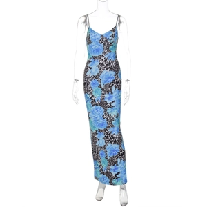 Détail de robe d'été à bretelles avec imprimé léopard et motif floral bleu patchwork