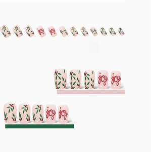 Faux ongles longs roses avec motifs festifs de baies rouges et feuilles vertes joy