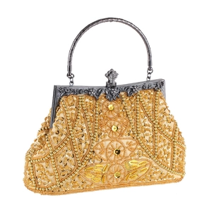 Dettaglio della borsa da sera dorata con intricati ricami di perline e paillette floreali