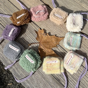 Mini borse per auricolari in peluche in 10 colori con tracolla e logo SOZAKKA