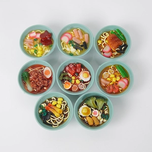 Set mit 8 realistischen 5cm Miniatur Nudelschalen Anhängern mit bunten Belägen