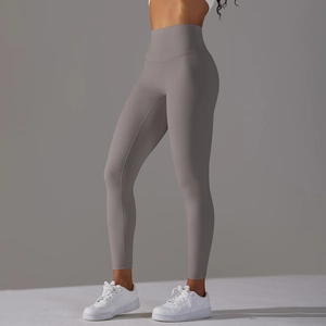 Détail du legging de yoga gris taille haute en tissu mat doux et finition sans couture